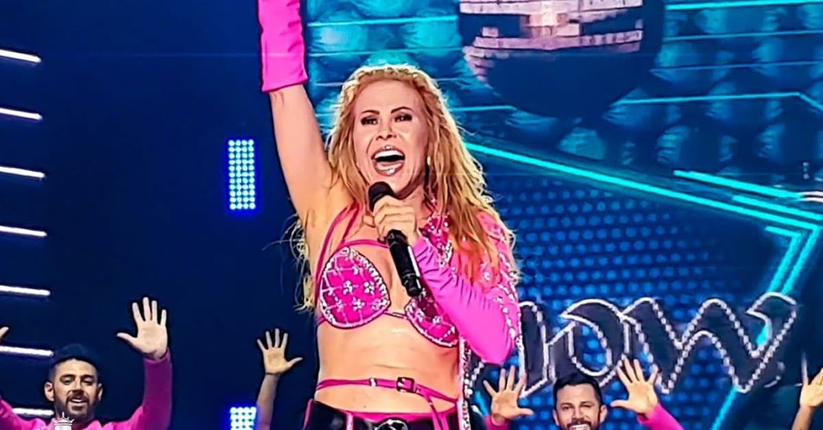 Joelma comemora 25 anos de carreira com álbum ao vivo; ouça