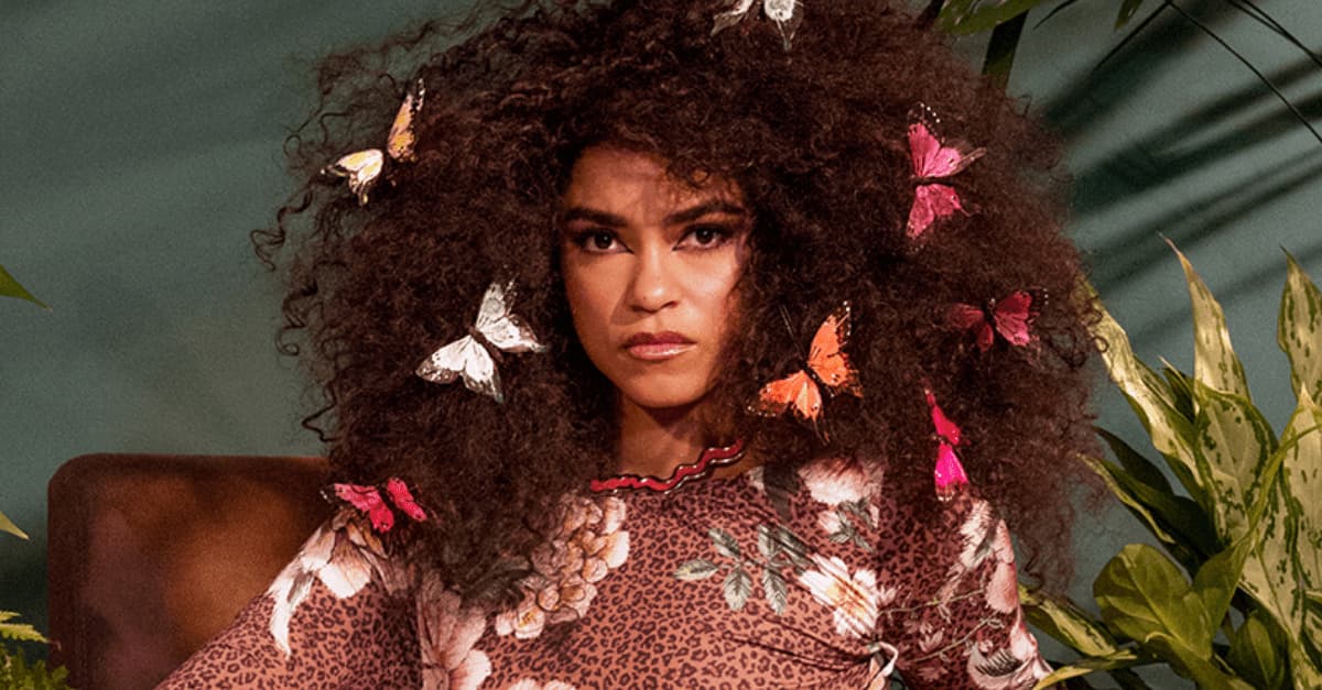 “Chegue Chega” | Lucy Alves lança single com clipe inspirado na lenda de Akai Ito