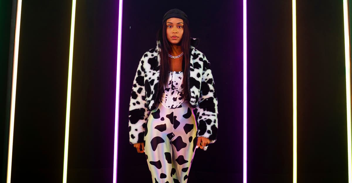 MC Rebecca coloca público para dançar com o single “Hitzão da Porra”; confira!