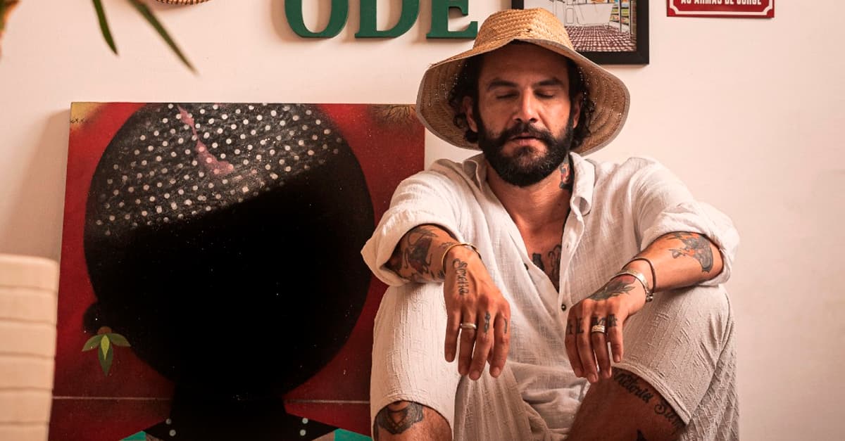 Artista plástico e daimista, ex-BBB Wagner Santiago faz ensaio para revista sobre religiões de matrizes africanas