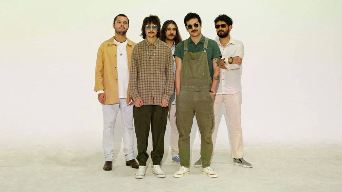 Daparte canta em meio a projeções no videoclipe de “Seu Endereço”; assista!