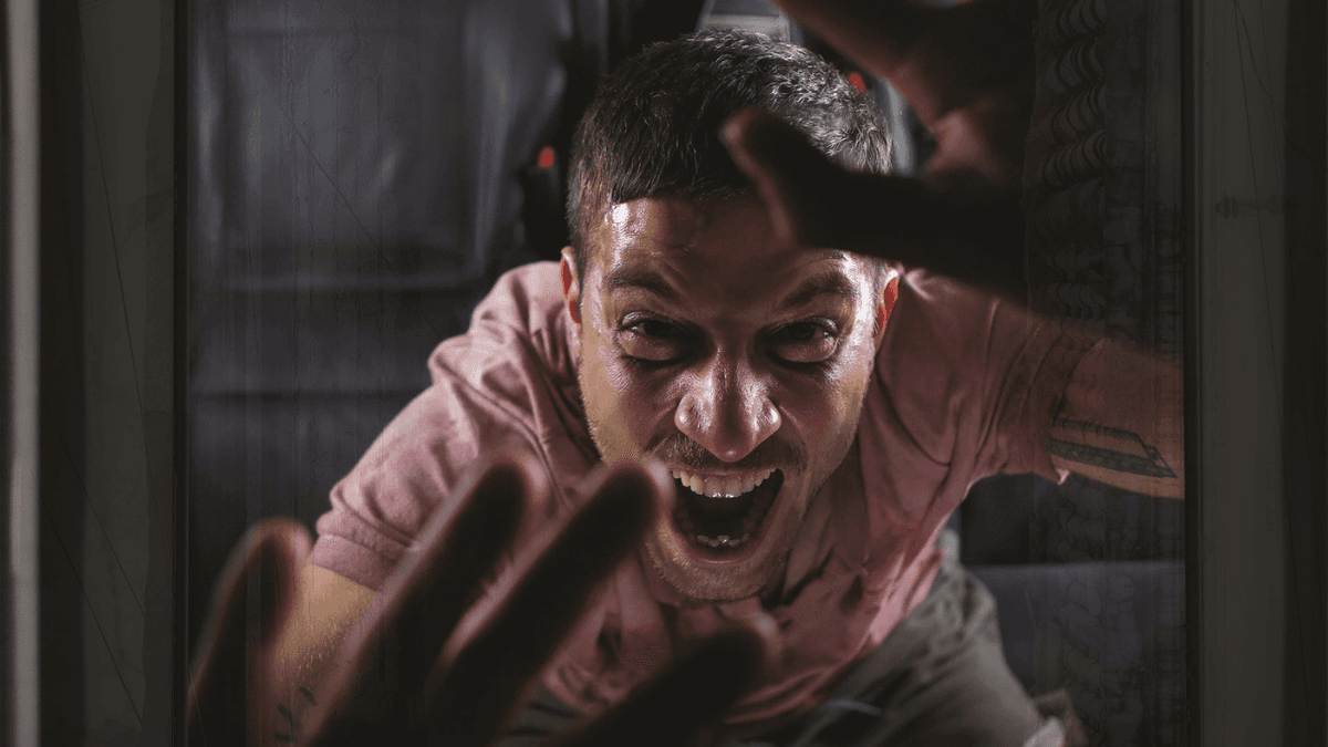 “A Jaula” | João Wainer comenta sobre violência presente em seu longa de ficção estrelado por Chay Suede e Alexandre Nero