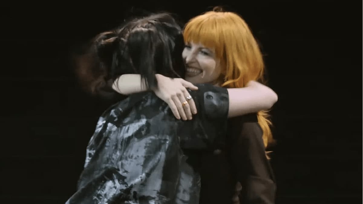 Billie Eilish surpreende público e canta duas músicas com Hayley Williams no Coachella; assista!