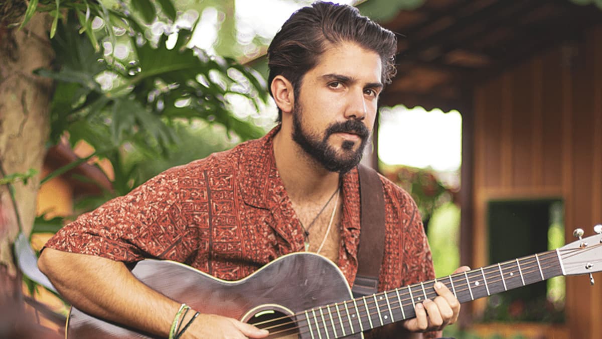 Gabriel Gonti apresenta show com tom intimista em São Paulo