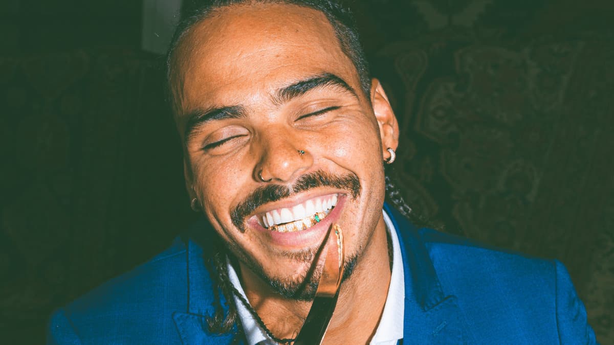 Entrevista | Romaní celebra as próprias raízes no single “Forasteiro” e fala sobre trabalho em “Maldivas”: