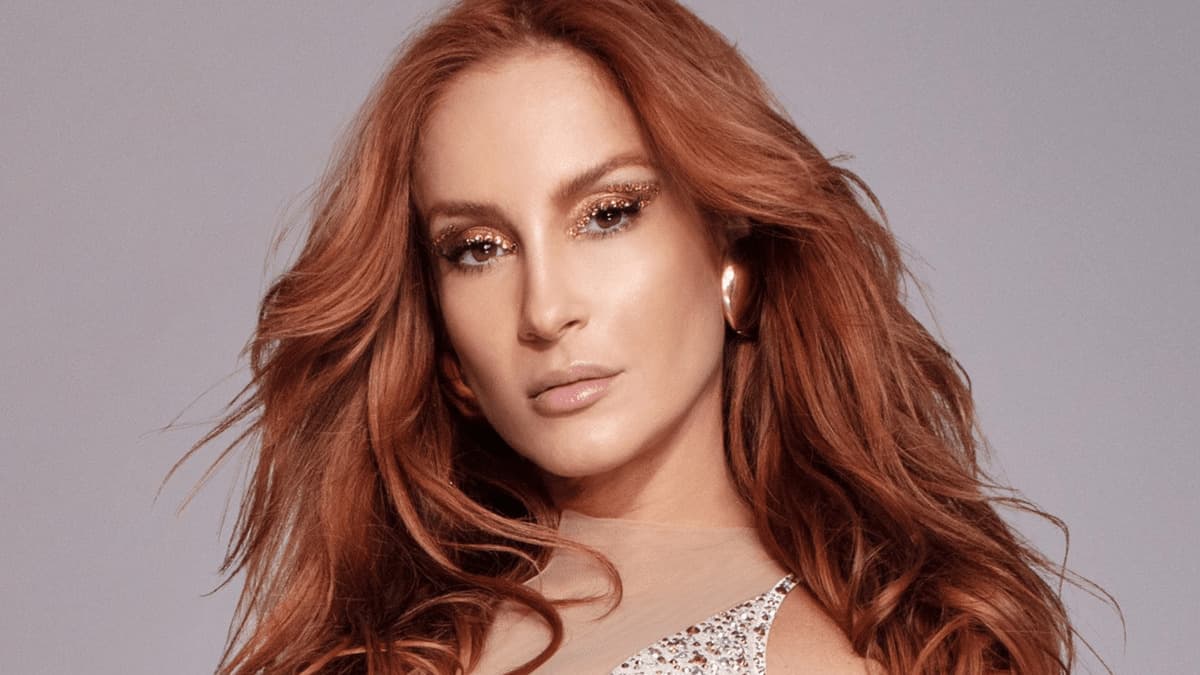 Claudia Leitte estreia trio em formato de ônibus espacial em show em Recife