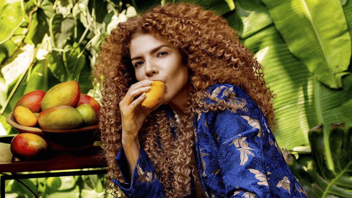 Vanessa da Mata dá pontapé inicial em nova fase com “Vem Doce”; assista ao clipe!
