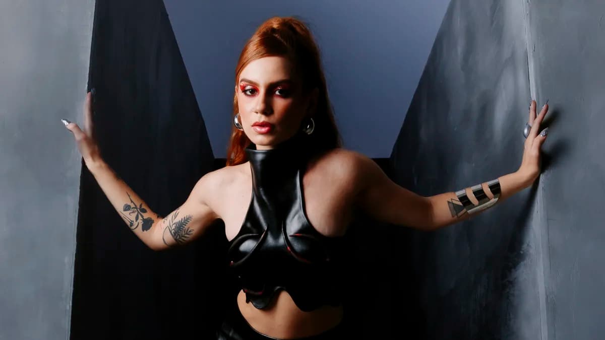 Carol Biazin revive alter ego Garota Infernal para o videoclipe de “MALA MEMO”