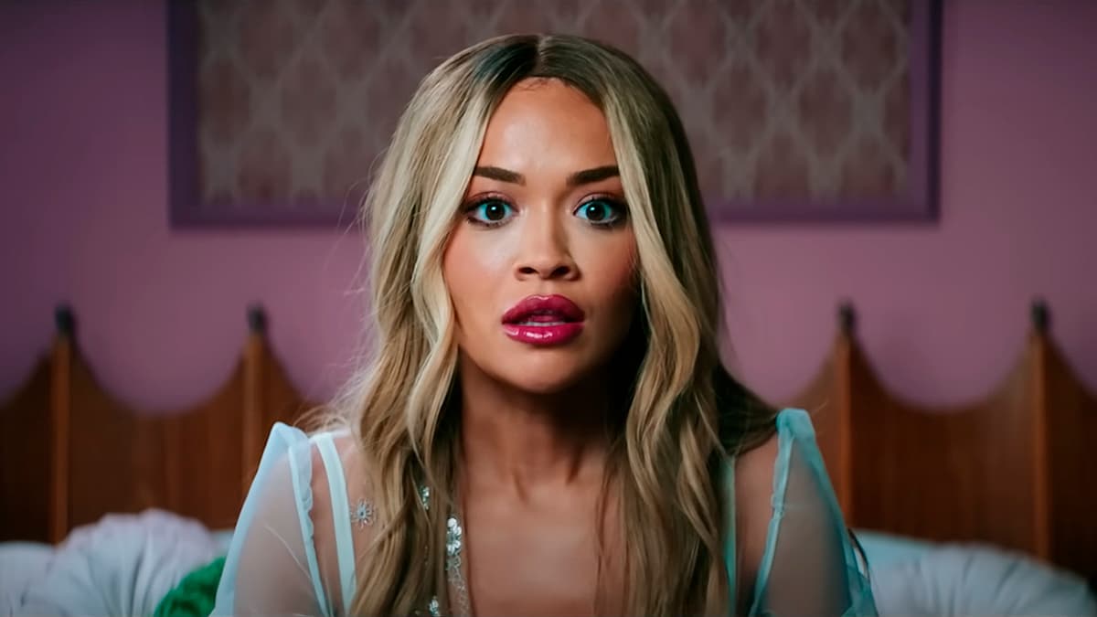 Rita Ora mergulha em um novo amor no single “You Only Love Me”