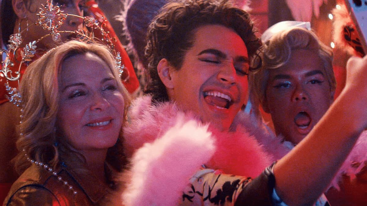 “Glamorous”: Netflix revela trailer oficial de série com Kim Catrall; assista!