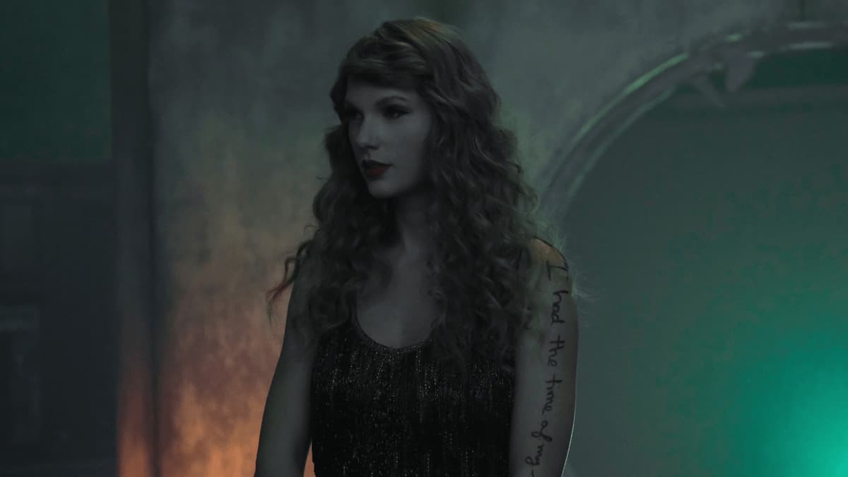 Taylor Lautner e Joey King salvam Taylor Swift e explodem museu no clipe de “I Can See You”; assista!