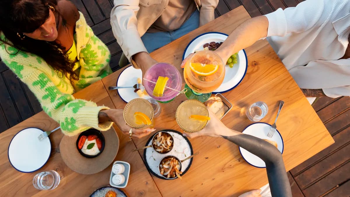 Johnnie Walker e Tanqueray se unem em comemoração ao Dia da Cerveja