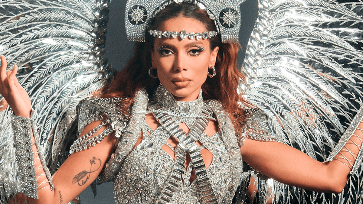 Anitta agita o Rio de Janeiro com look inspirado na Imperatriz Leopoldinense
