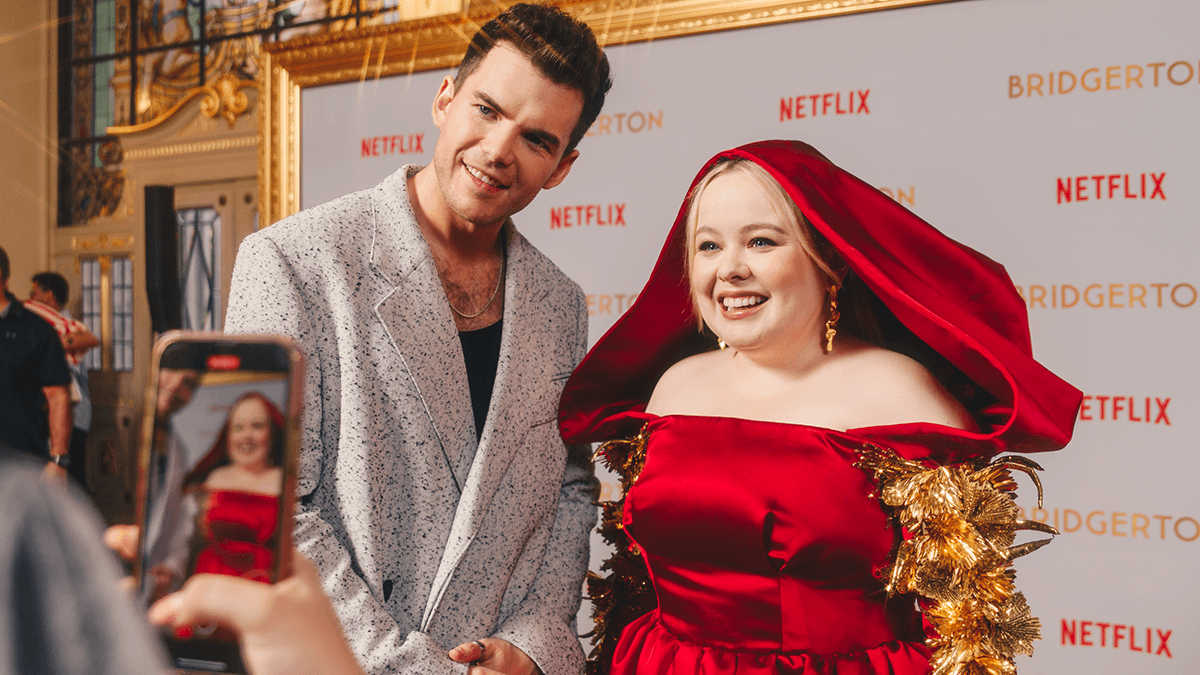 Nicola Coughlan e Luke Newton comemoram estreia da 3ª temporada de “Bridgerton” com baile funk no Rio de Janeiro