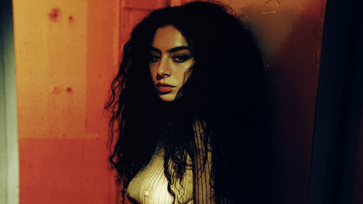 Charli XCX lança o aguardado e aclamado disco “BRAT”