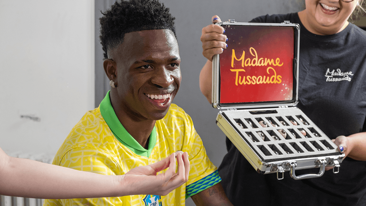 Vini Jr. ganha estátua de cera no Madame Tussauds em Nova York e faz pegadinha com fãs