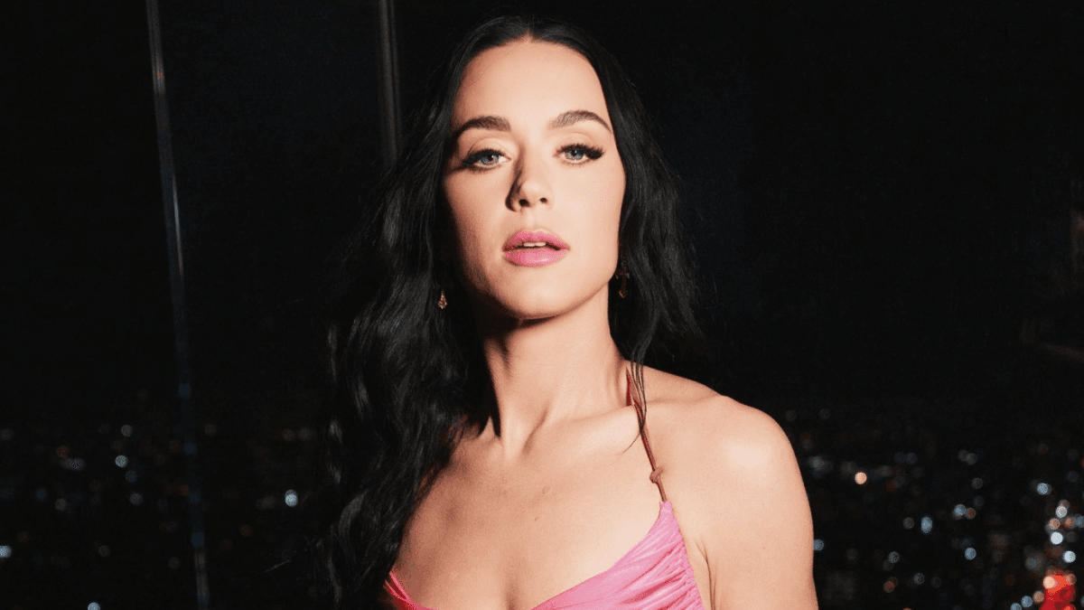 Katy Perry voa pela plateia em show repleto de tecnologia na estreia da The Lifetimes Tour