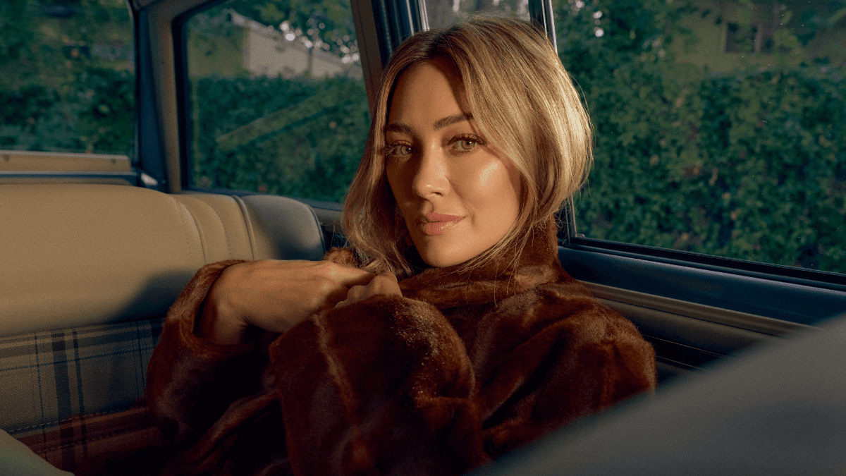 Hilary Duff lança o álbum “luck… or something” e inicia nova fase na carreira: “Estou literalmente flutuando”